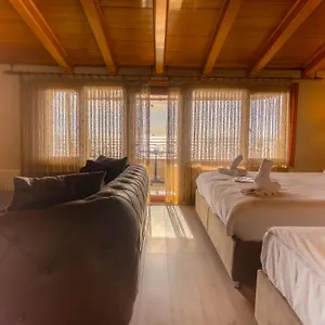 تشيرز ليت هاوس بيت شباب